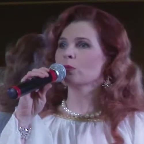 Oksana Pikush singing, close up